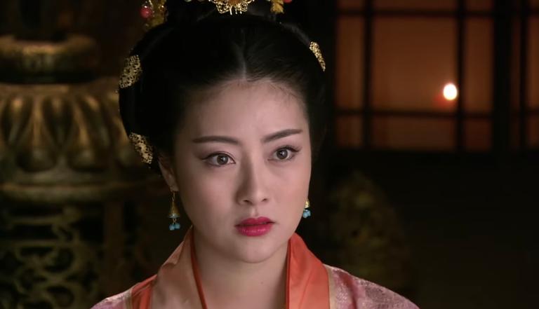 太平公主几名贴身侍女相继身体异样、频频呕吐，显现妊娠迹象。武则天察觉异常，盘问随