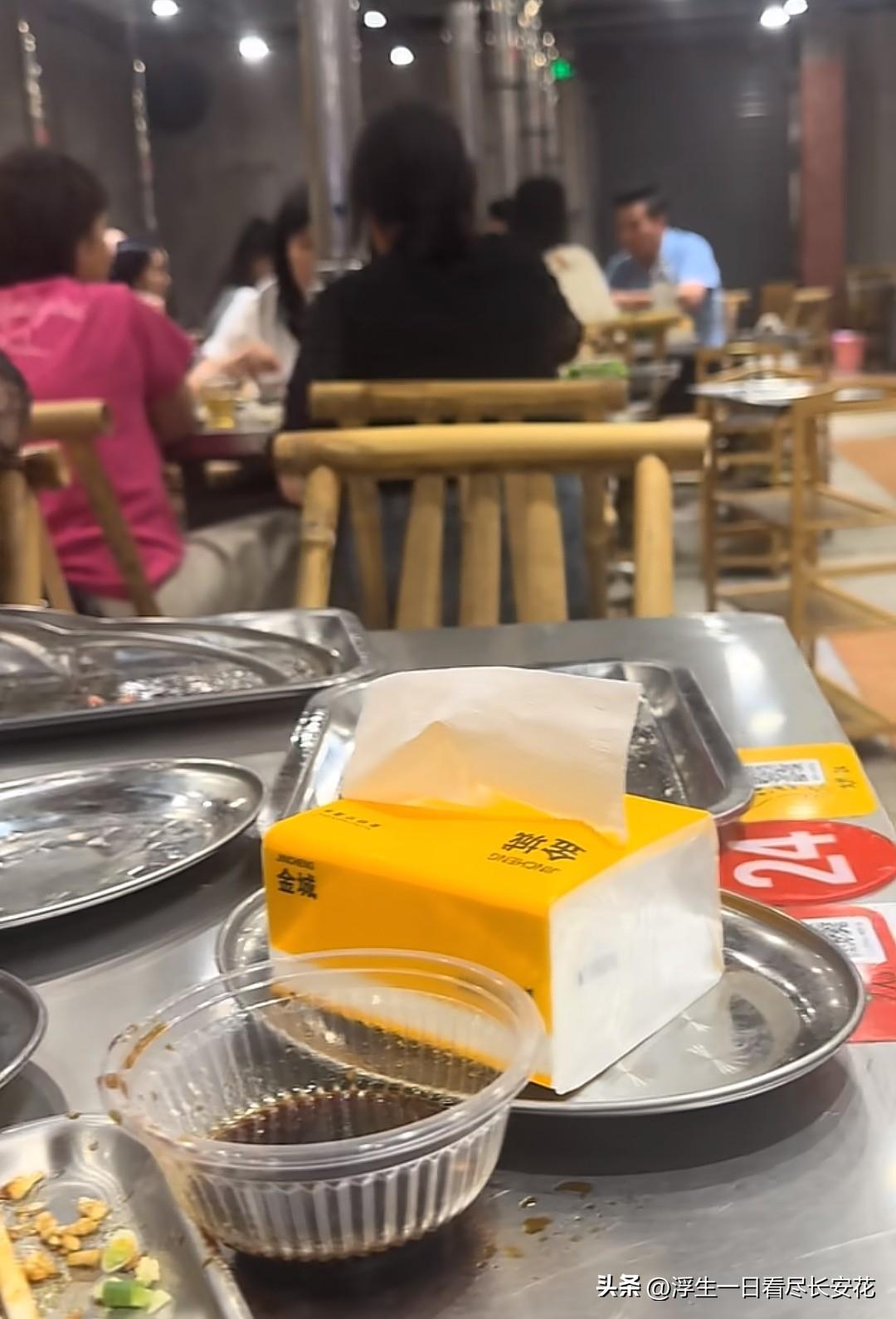 泰迪犬的爪子都能搭上某连锁烤肉店的餐桌，可见有些“毛孩子”的待遇，已经超越了基本
