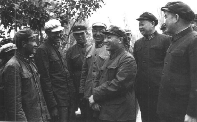 1964年4月刘志坚同新疆军区边防战士在一起