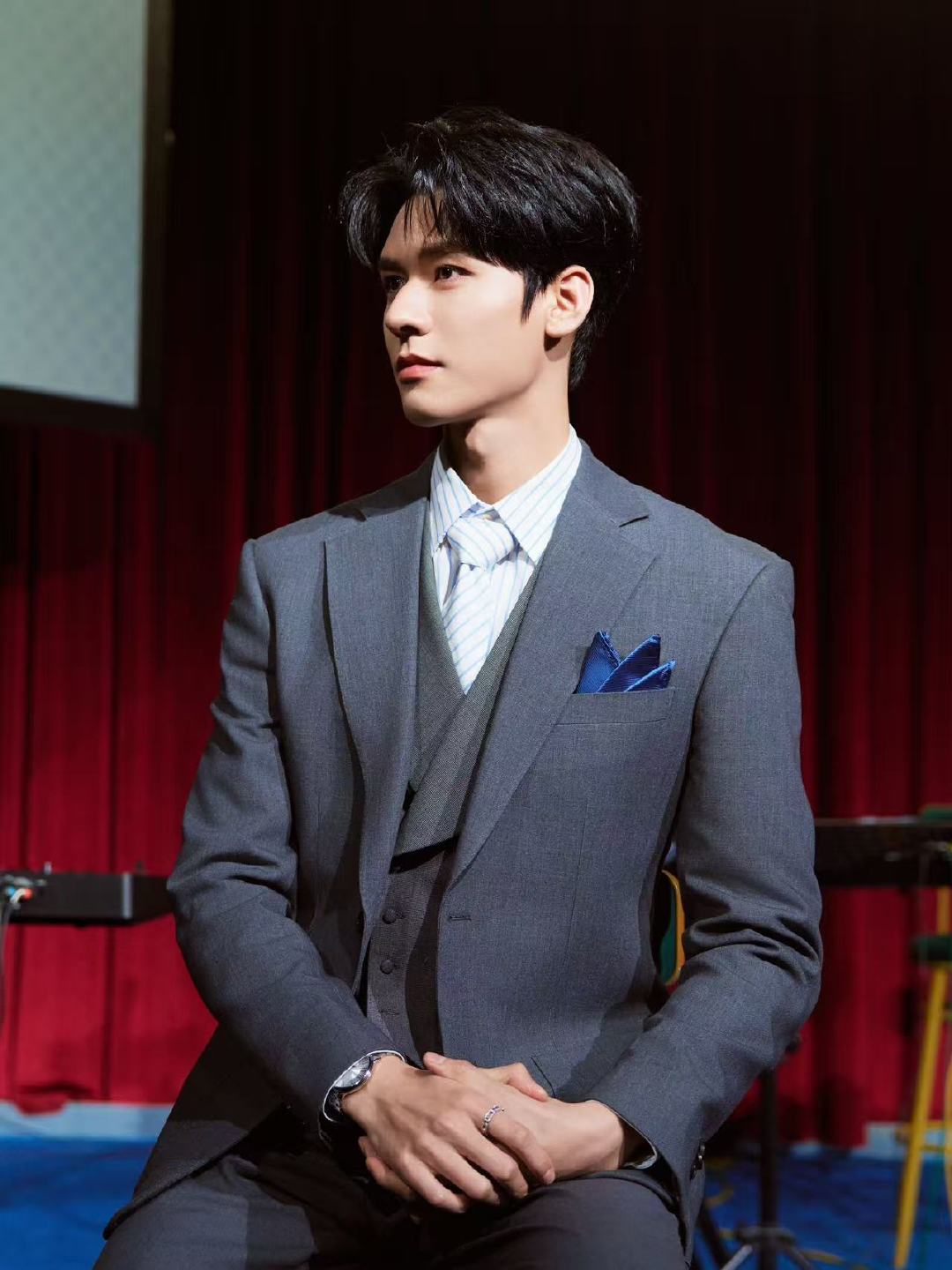 龚俊西装的正确打开方式龚俊西装随拍 果然！这才是西装的正确打开方式！！！ 