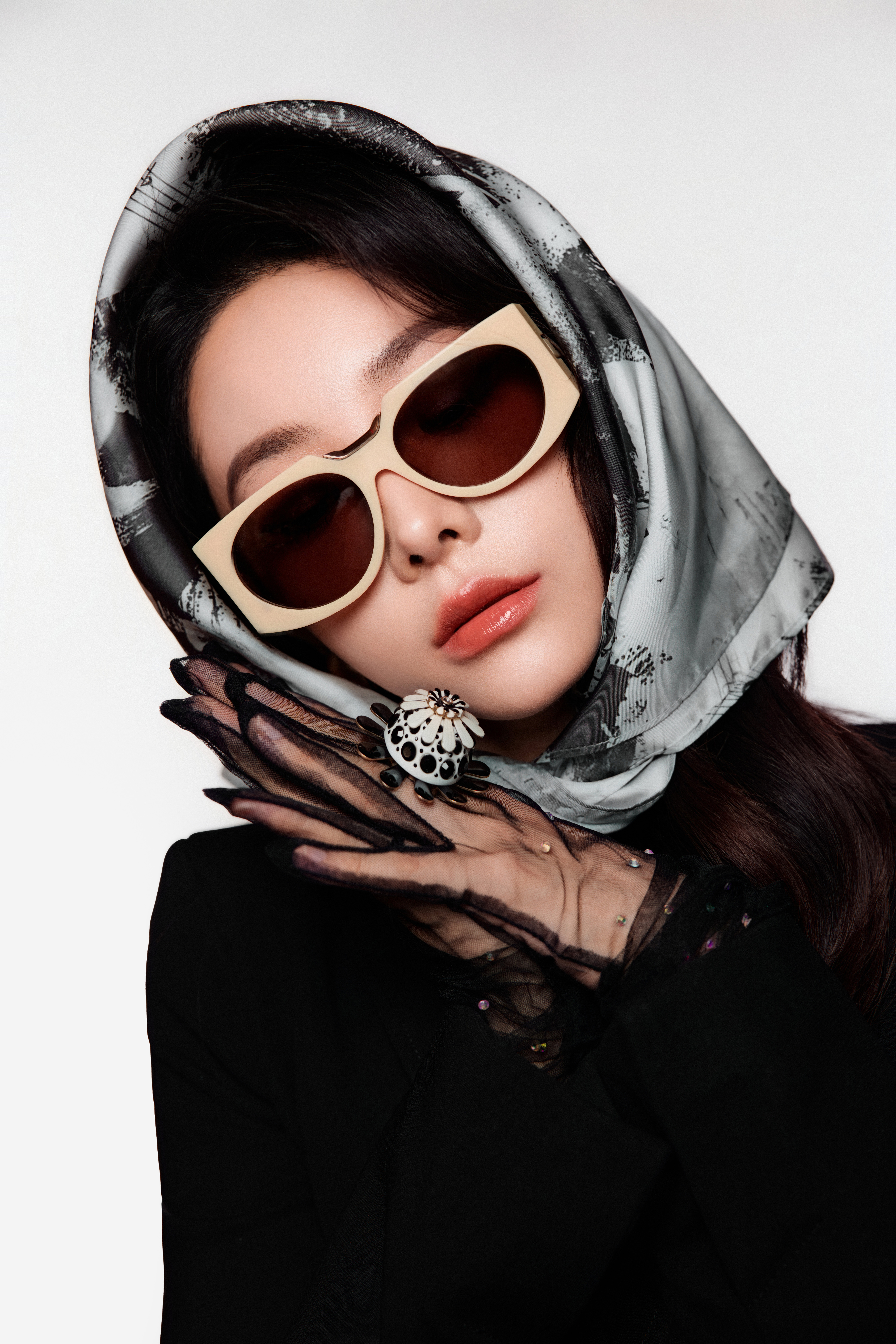 喻言喻言这大长腿黑色一字带绑带细高跟黑丝攻速手套