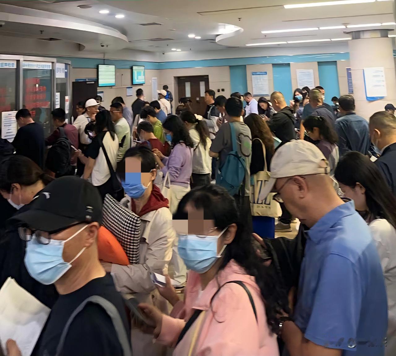 一场为老伴奔波的寻常忙碌，道尽了普通人的无奈与心酸。
 
今天我们一家四口兵分两