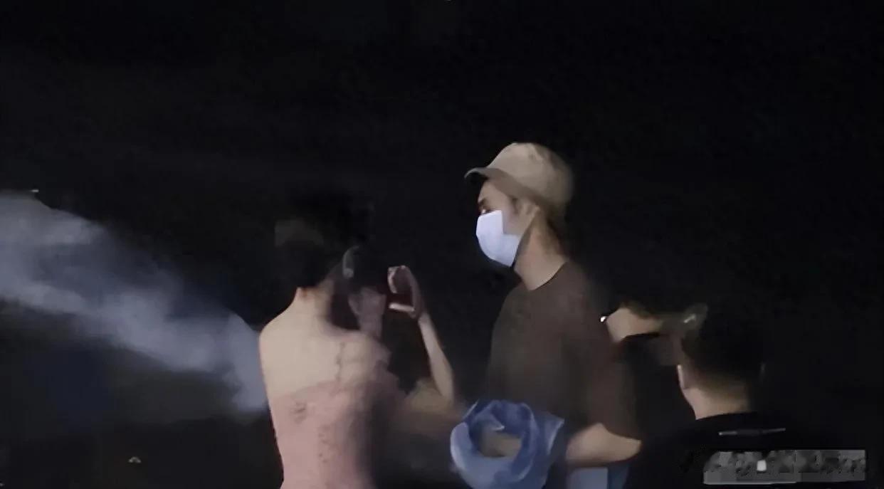 今天要跟大家说的是一位被很多大咖赞过的女艺人。边肖想告诉你的是近年来发展特别好的