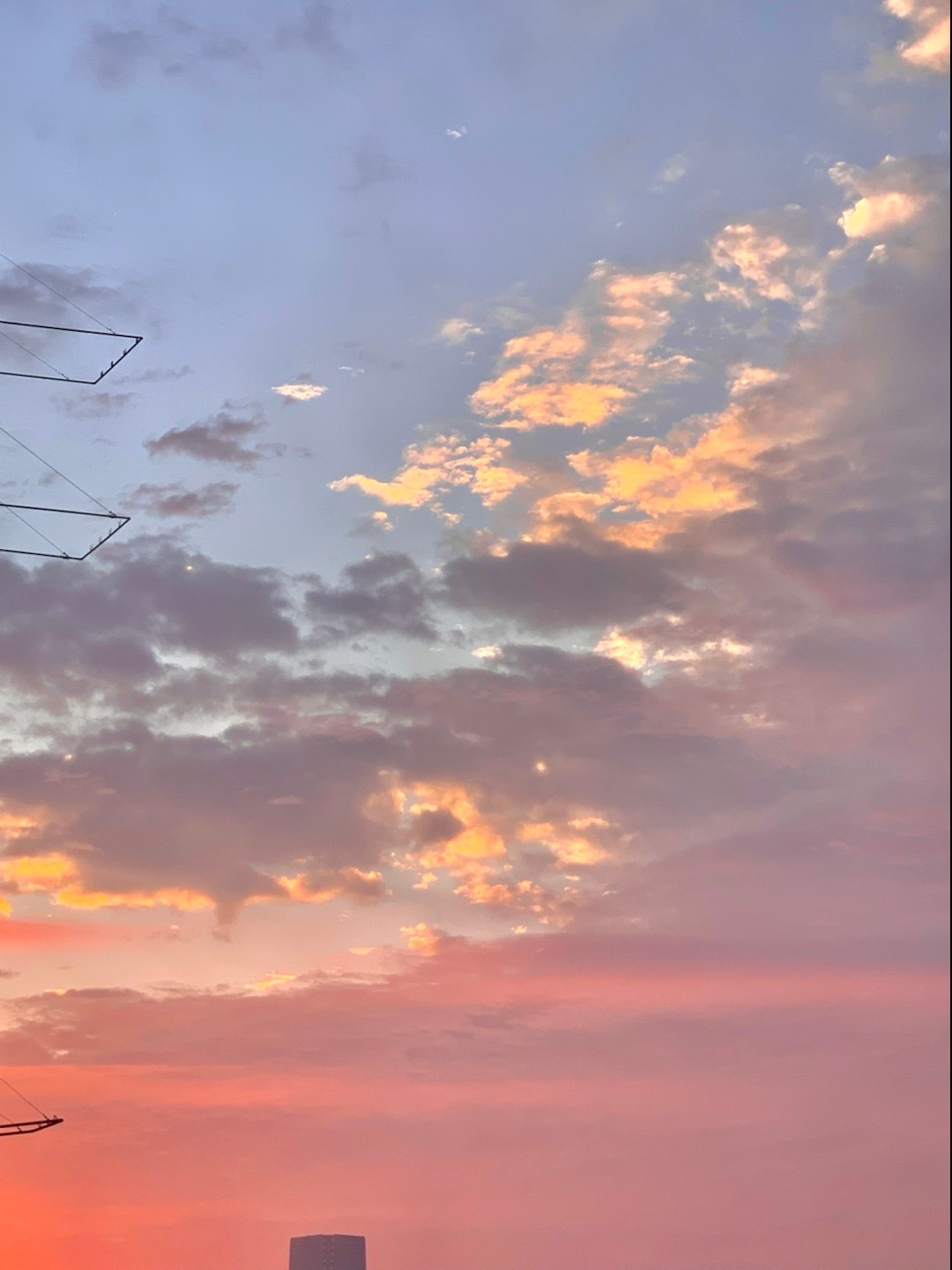 早上好 外面的天空美得吓人啊回头看了一眼汎汎 她也有在看我们第一次一起看日出 看