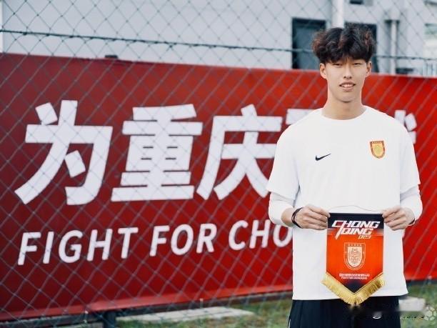 姚浩洋加盟重庆铜梁龙的转会费约700万人民币…姚浩洋加盟重庆铜梁龙的转会费为85