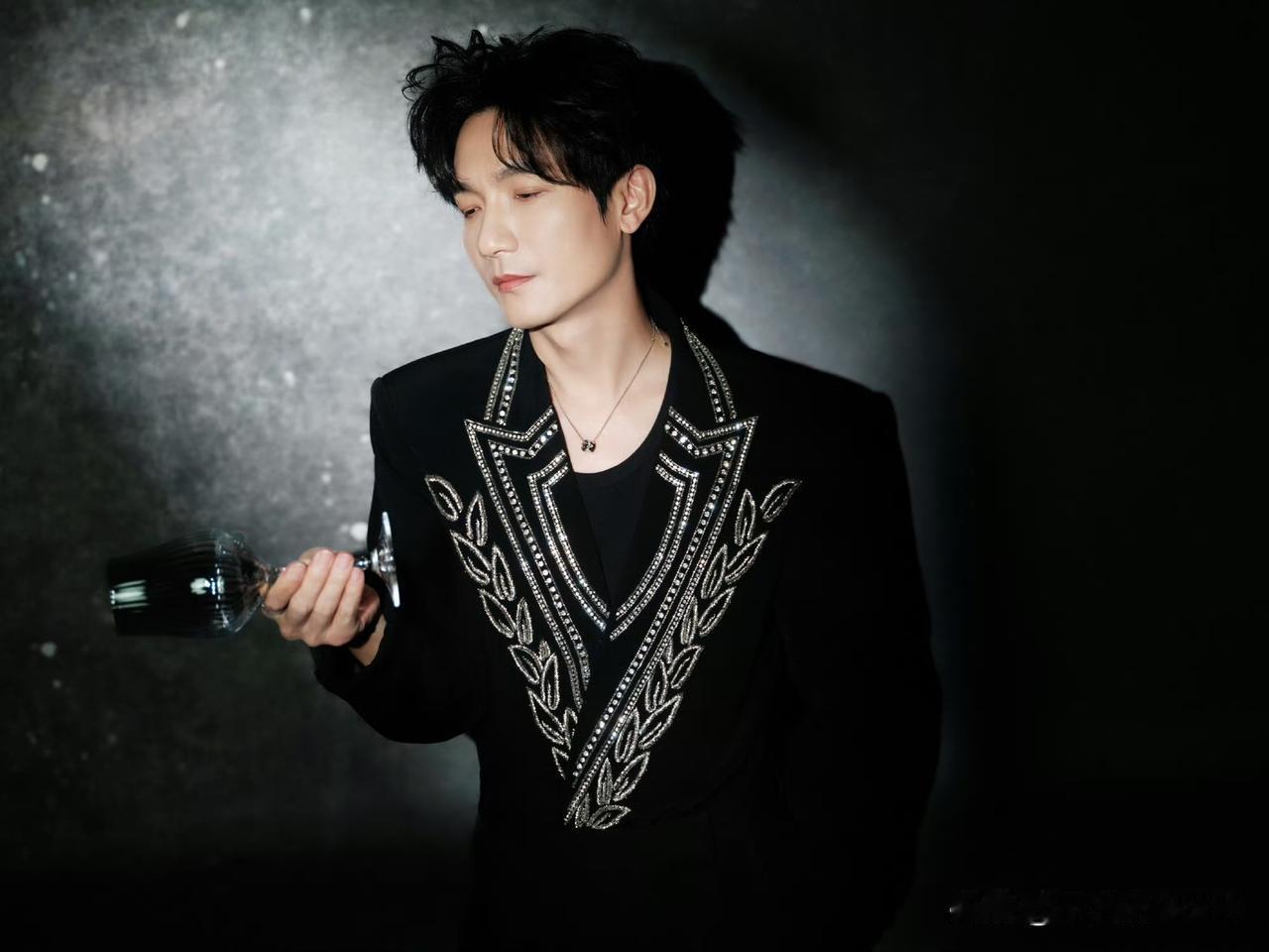 11月28日，陈楚生携手韩红基金会向香港捐助善款100万元，给生哥点赞。

除了