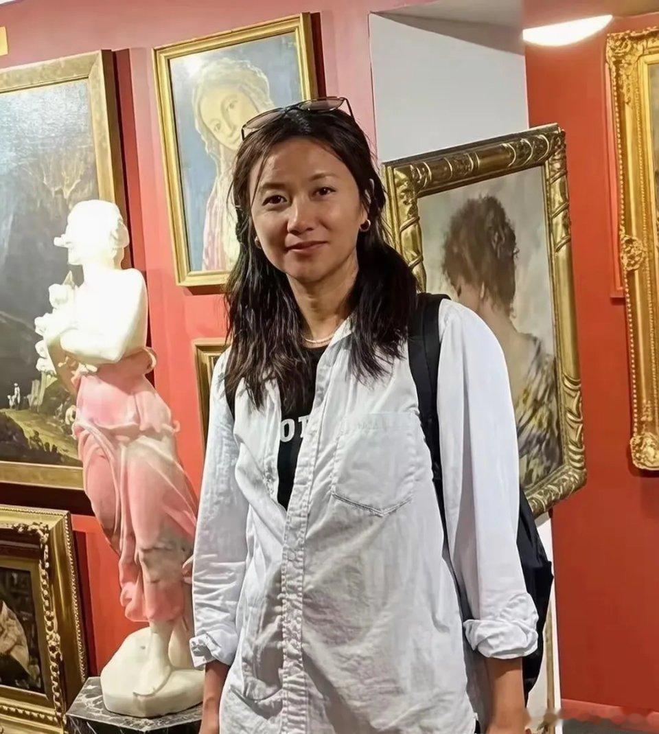 才女徐静蕾离开电影界与王朔，居米国，醉心于书法与画法艺术。偶尔露面，已是中年大嫂