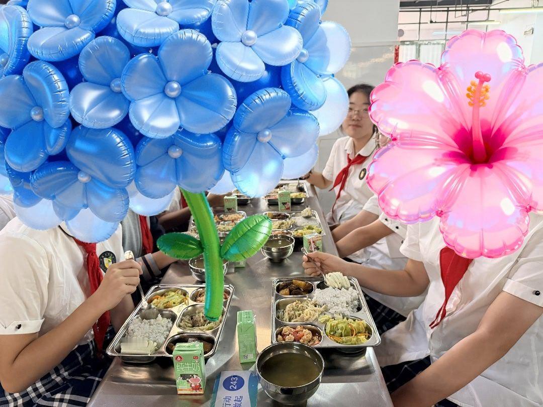 一一小朋友的九年级 班主任今天发了好几张照片[嘻嘻]看起来开学跟同学们在一起还是