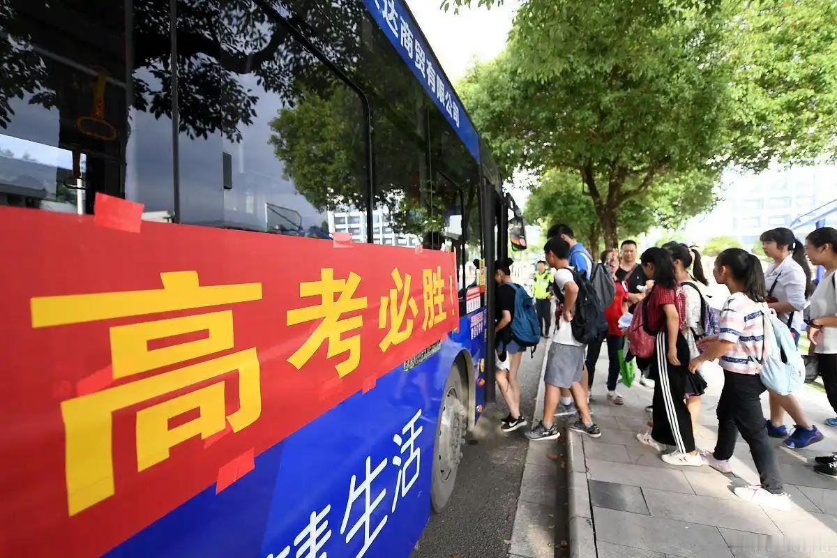 叫停浮夸招生乱象！教育部重磅出手，录取通知书褪去奢华，回归教育本心
 
一纸新规