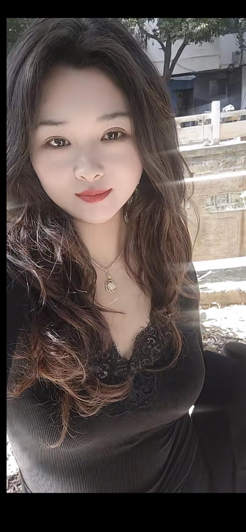 优雅黑裙，甜美微笑，冬日暖阳下的动人瞬间