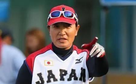 “我放弃中国国籍，成为一名日本人。就是为了打败中国队”。而她的父亲则公开回应：“