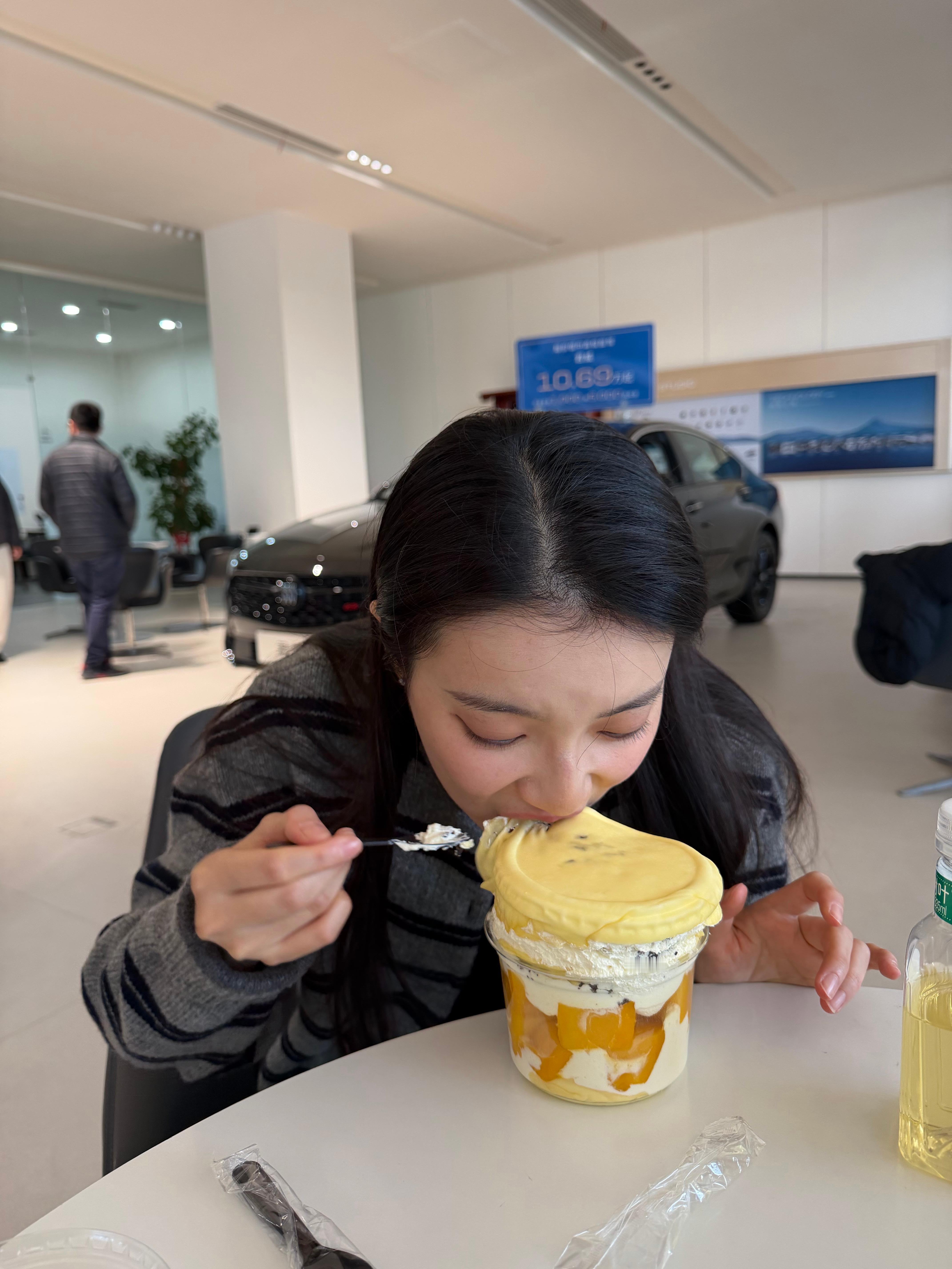 别克4S店人流量比我想的要多很多诶！GL8系列依旧销售主力大家猜猜我来干啥