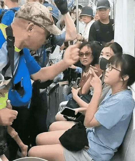 地铁上一老头让座不成还动手捂嘴打人，小姑娘直接怼：＂别人可以让，这人不能让！＂真
