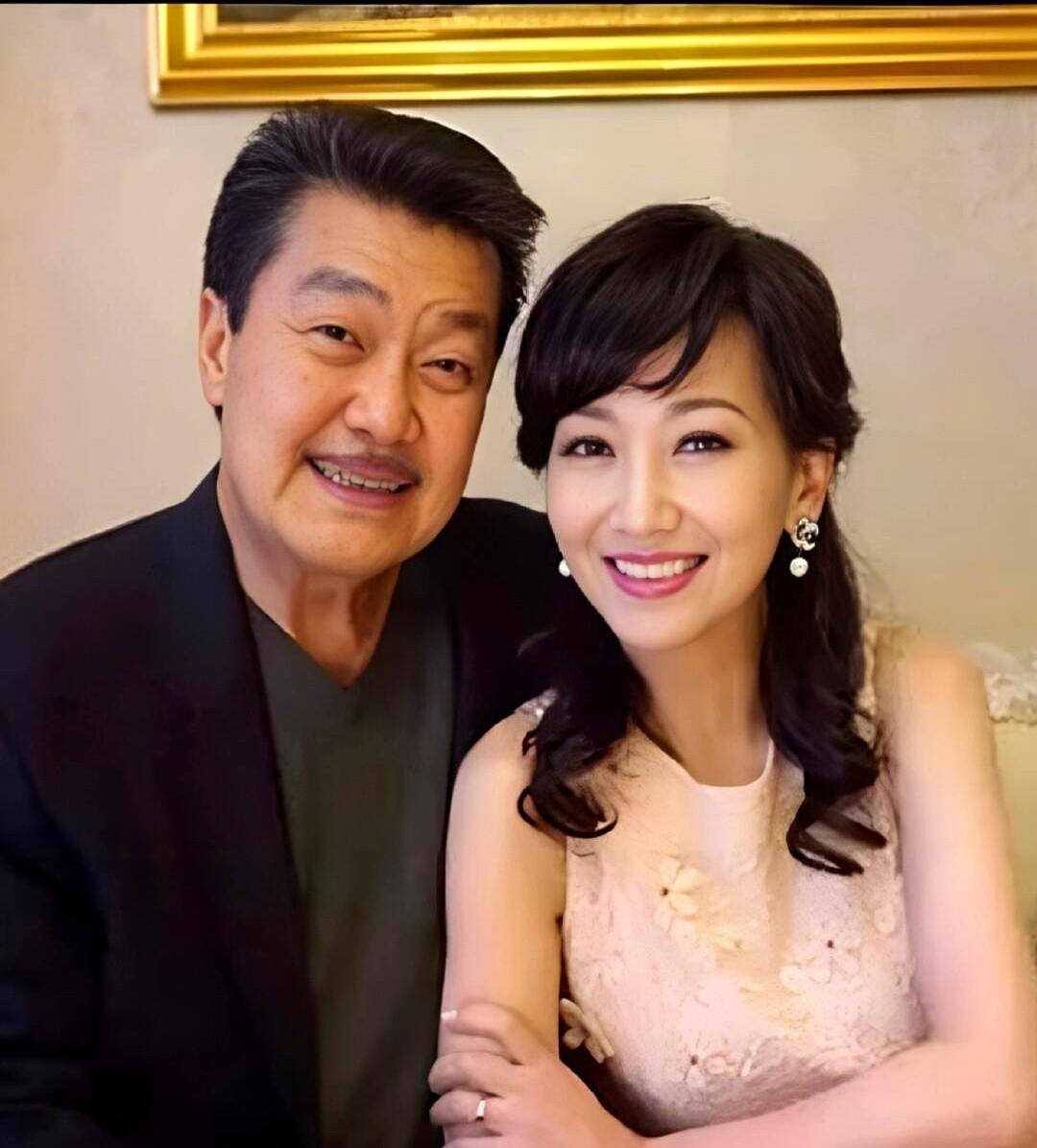 71岁的赵雅芝穿着十厘米细高跟，在直播间连站三小时卖内衣的拼劲，让不少二十出头的