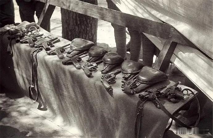 1944年延安八路军展示缴获的日军王八盒子手枪。不过这把枪连日军指挥官都嫌弃可自