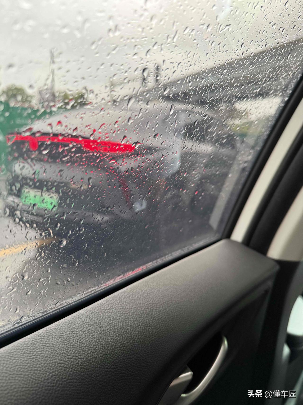 拼车一大哥吐槽，
一大哥说“哎，这雨下得没完没了，真是烦死了，跟咱们公司项目开会