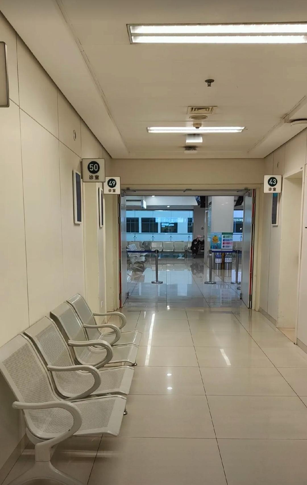 今天听到一个噩耗。揪心的痛！
一个同事，才33岁，连续几天午睡后不停的打嗝，没太