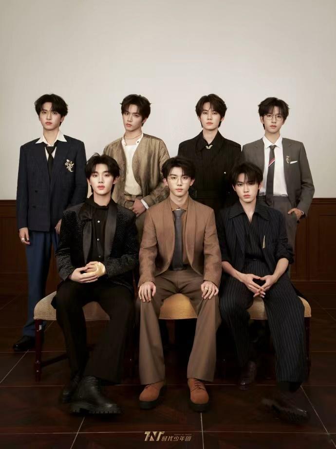 时代少年团复古光影定格大片时代少年团洒脱旋律唱响开心主张 时代少年团复古光影定格