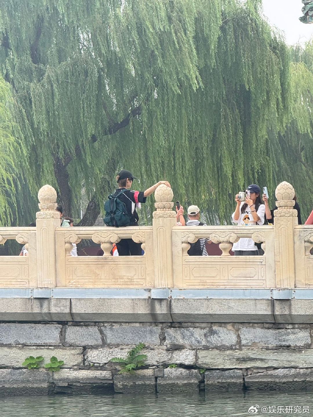 李宇春北海公园划船北海公园偶遇李宇春很难得的路透，李宇春现身北海公园划船，只看背
