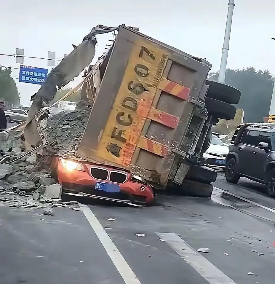 橙色宝马车车主走了，这可能就是说的天灾人祸吧。上一秒还在等红灯，下一秒就没了。