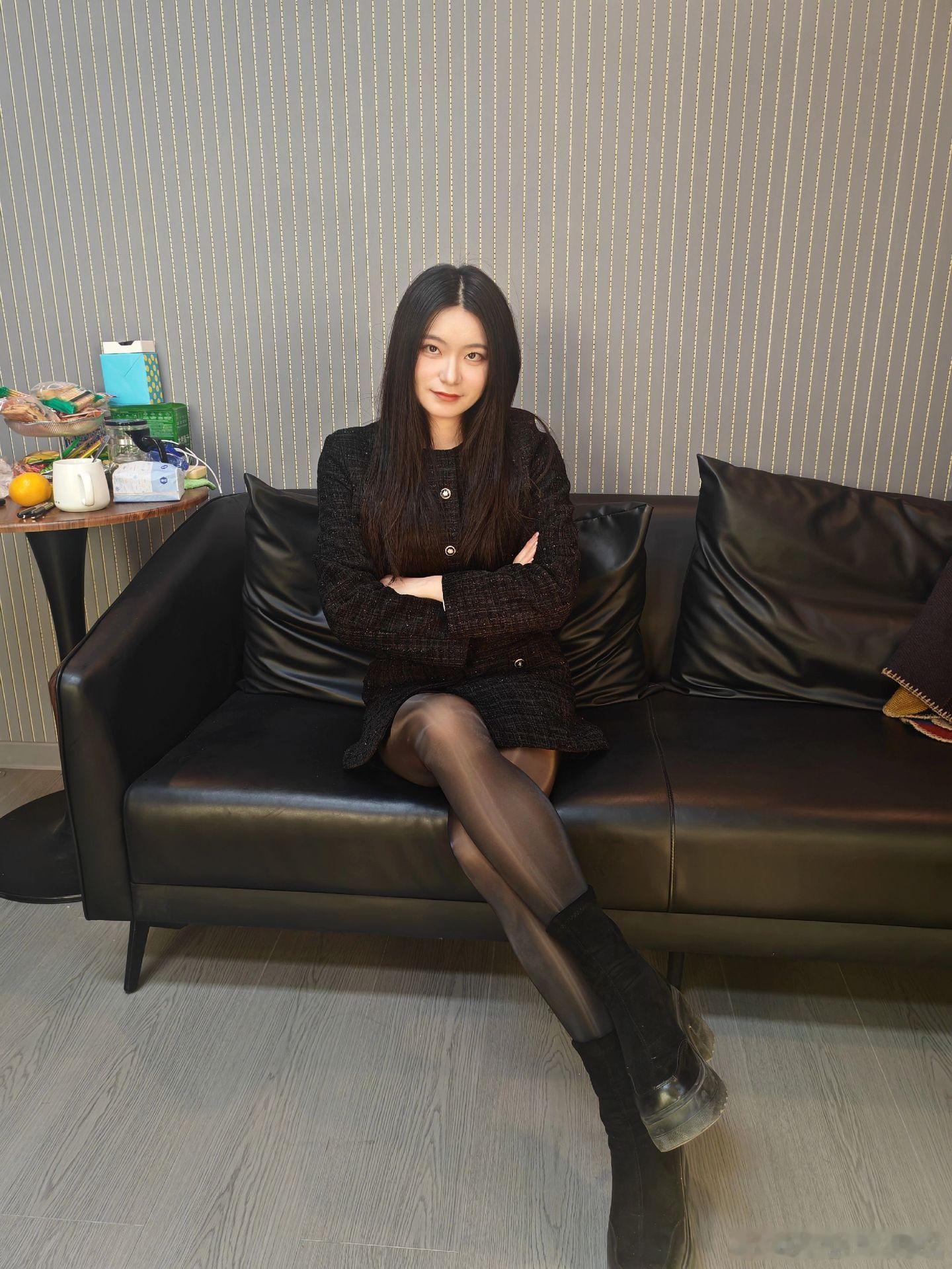 穿衣搭配 黑色小香风，显瘦，不失魅力美女绘梦长廊