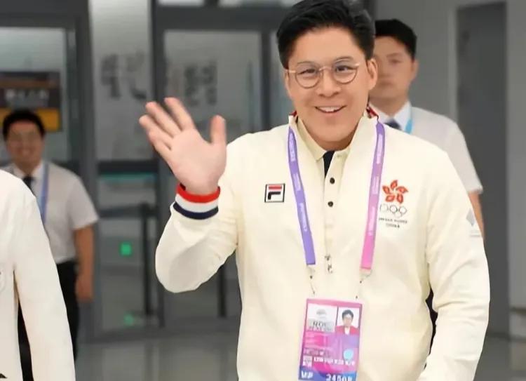 霍启刚作为霍氏三代继承人的地位当然不能与他的两个弟弟相比。虽然他是同父异母的兄弟