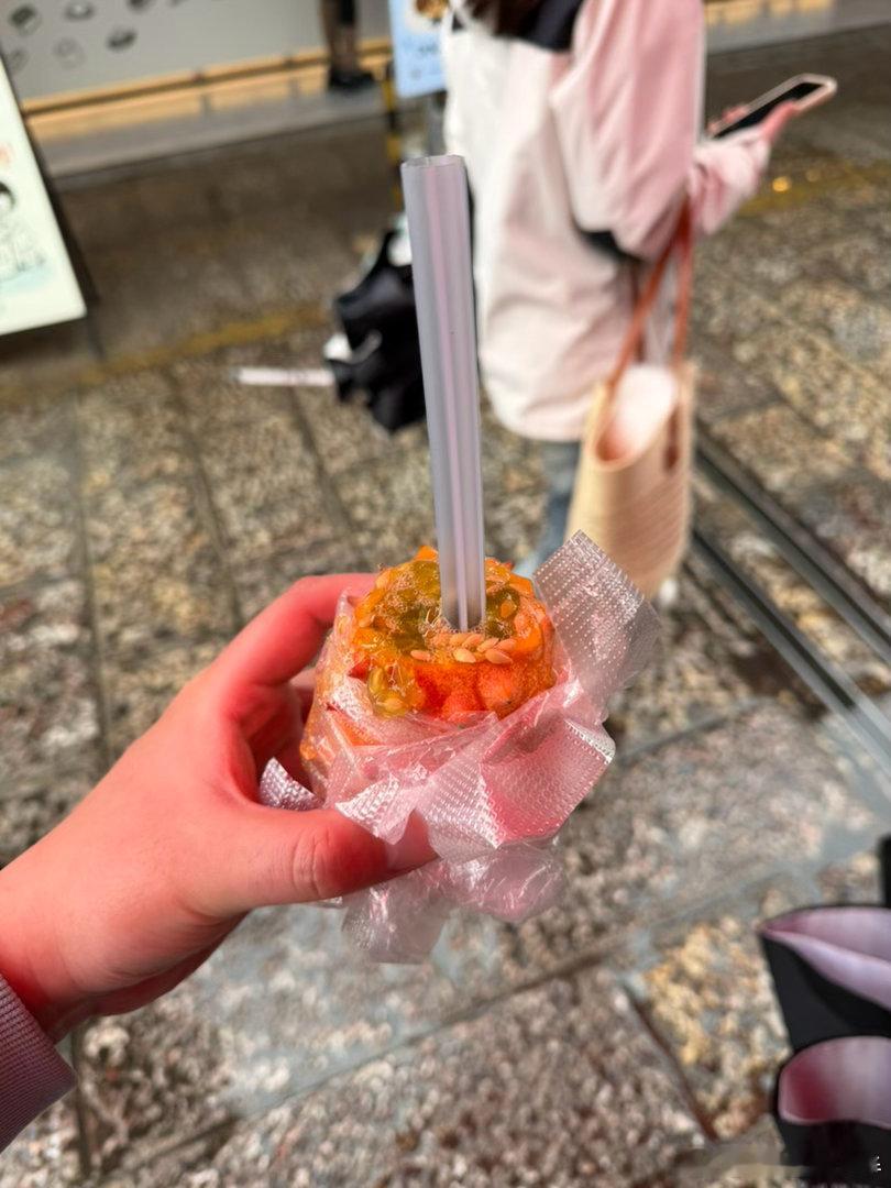 嘿嘿忠义夜市吃了点奇怪的东西咱先说饵块米做的一张饼烤一下卷肉酱鸡柳啥的好吃就吃顶