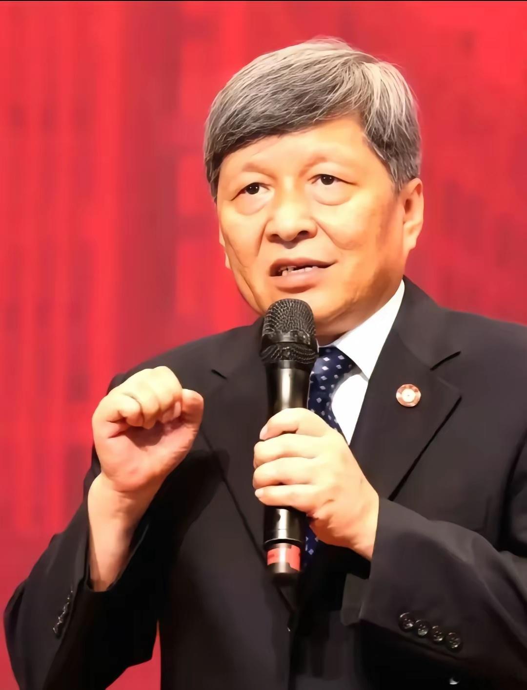 小利说事王树国校长说：“在游戏的世界里，只有两种人，一种是设计游戏的人，一种是被