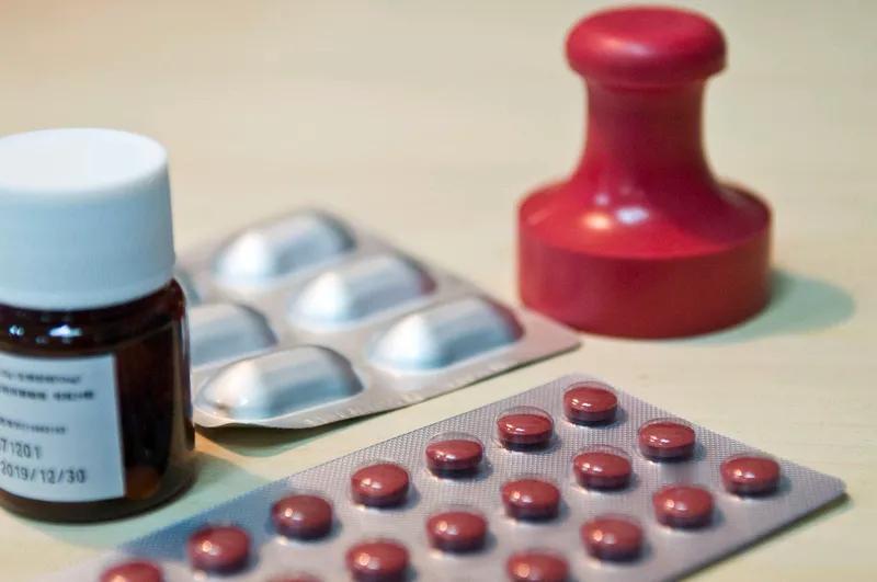 网上流传“医保可报销药品仅占2%”是真的吗？说药监局批准药品超15万个，医保目录