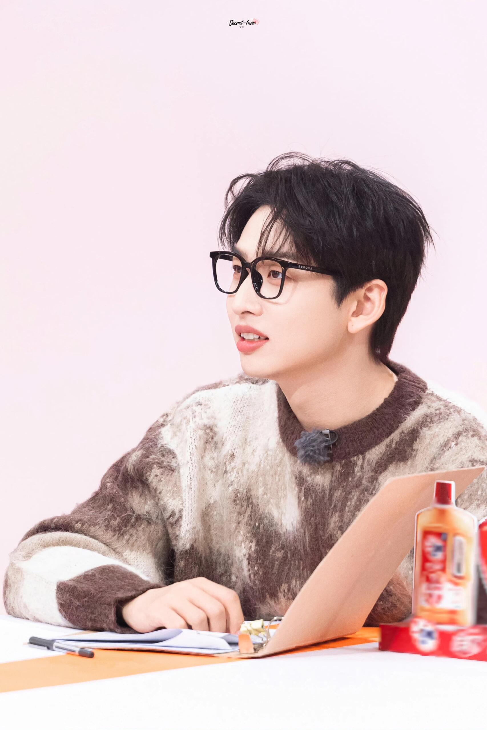 哪个天才给齐思钧想的出场我真的要被齐思钧笑死！这个出场方案是谁写的？抱着花、穿着