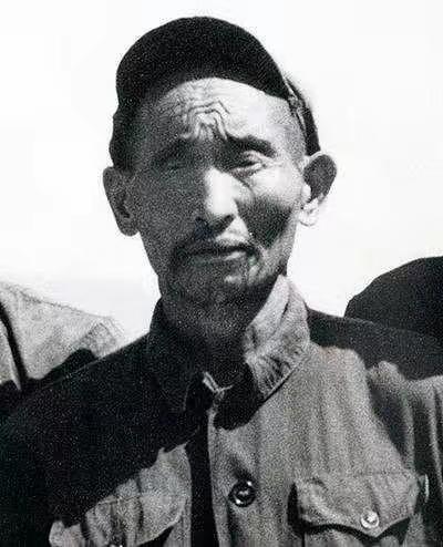 1952年，大凉山里解放军剿匪，从奴隶主家里救出一伙奴隶。人群里有个汉子，左眼烂