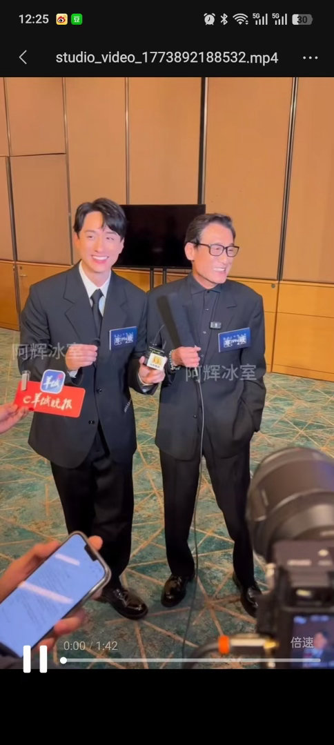 梁家辉为刘俊谦解围面对“接班人”的尴尬提问，梁家辉一句“不要给年轻演员那么大压力