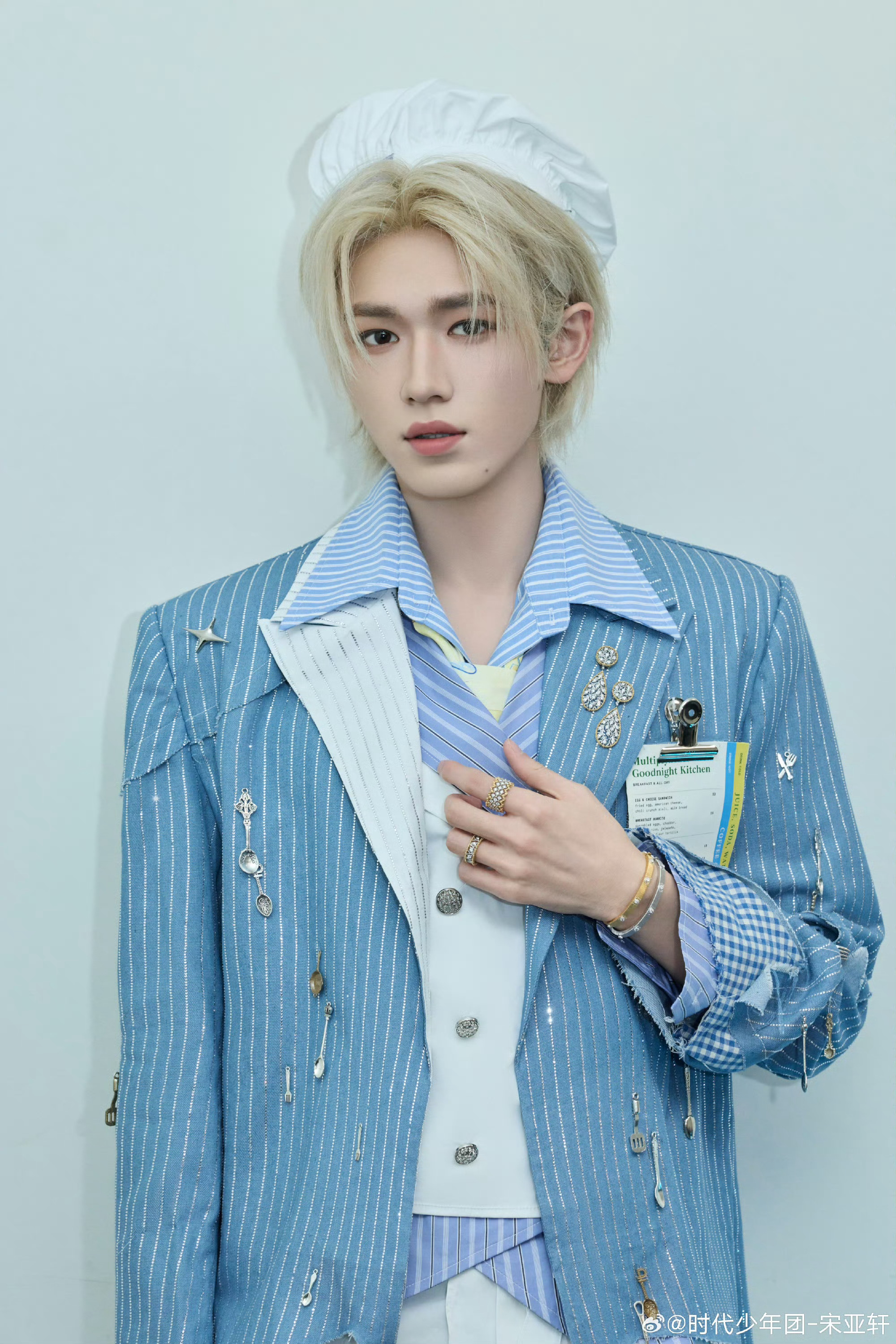 宋亚轩日系花美男宋亚轩演唱会这套妆造日系花美男来的吧请问这是神吗cr.logo 