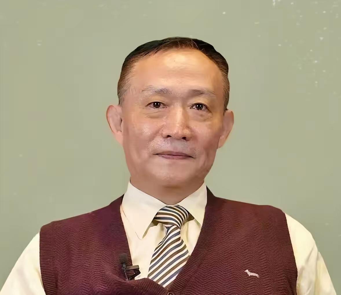 卢麒元这回算是把那层遮羞布给扯下来了，看得人脸红。
​咱们泱泱大国，实体经济干得