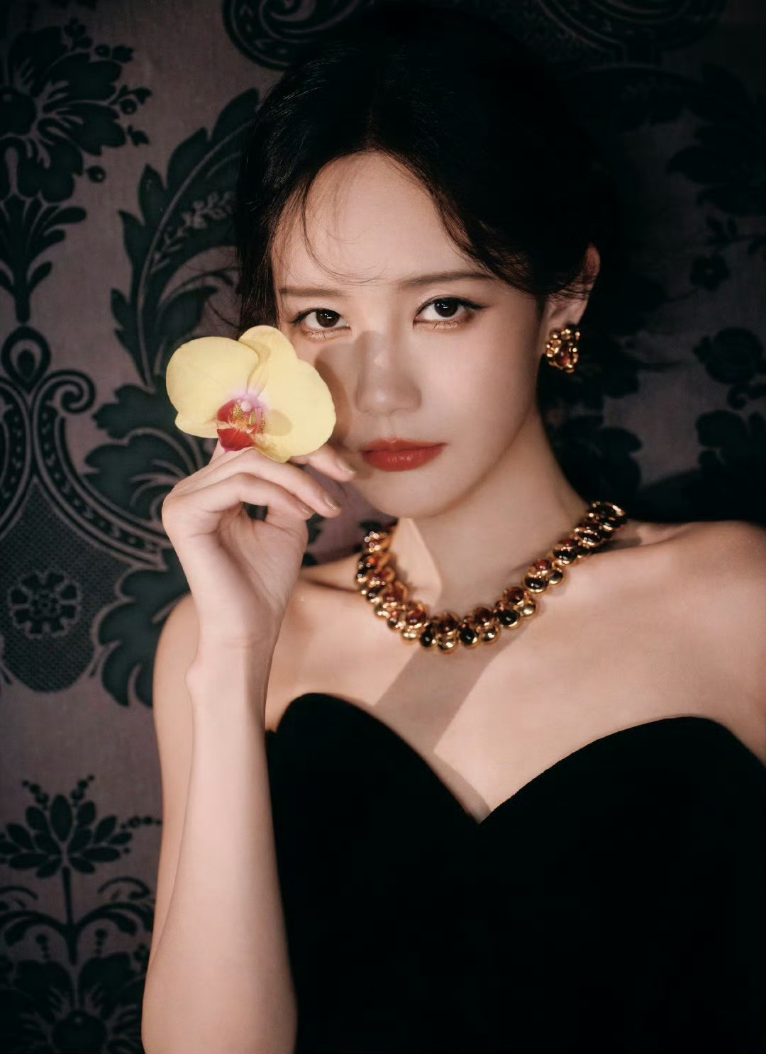 李一桐穿了40年前的古董礼服，李一桐你是从画里走出来的嘛！怎么这么美！ ​​​