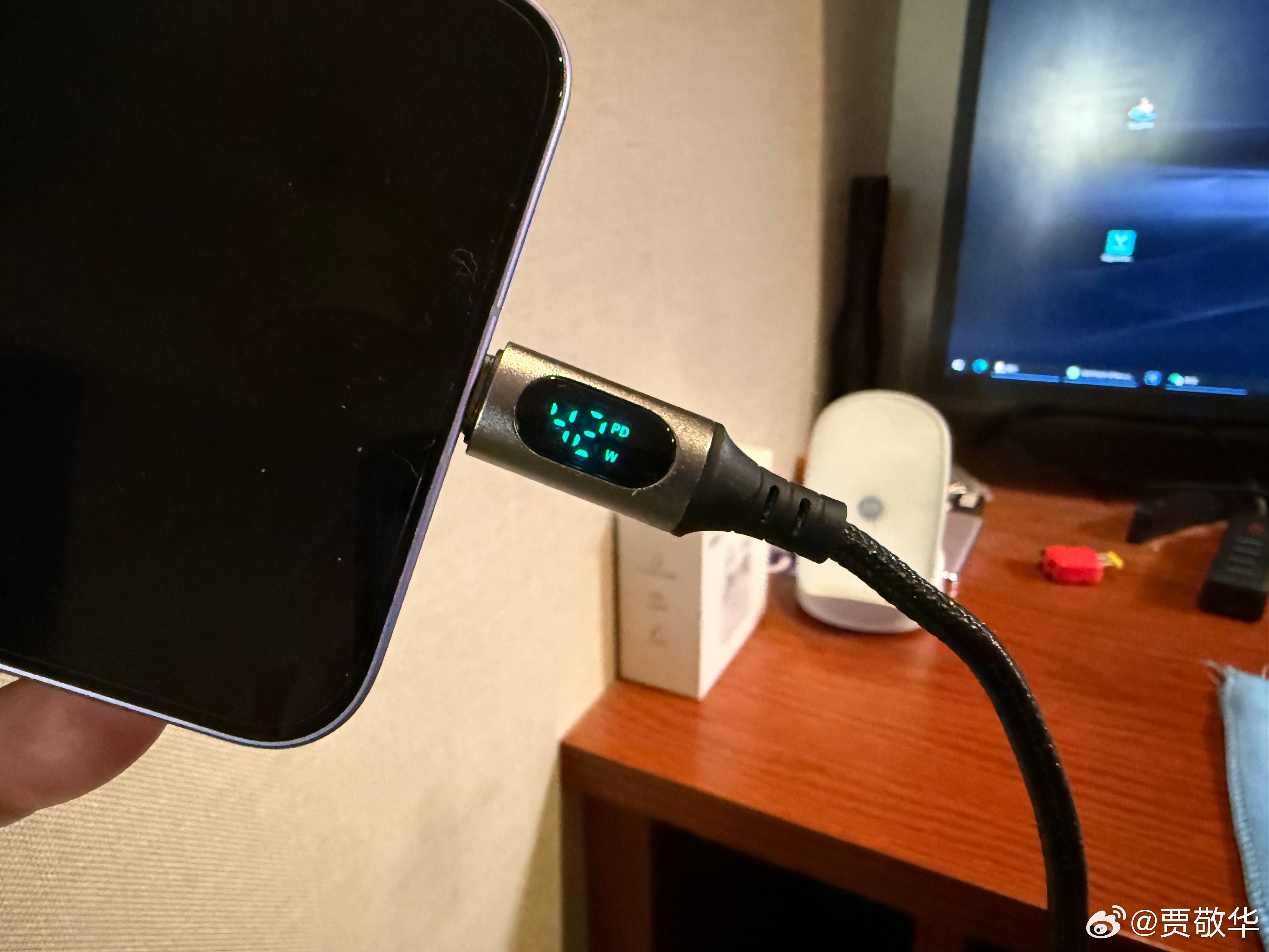 刚才一加Ace6T手机没电了，随手摸了一个65W氮化镓充电器给手机充电，居然可以