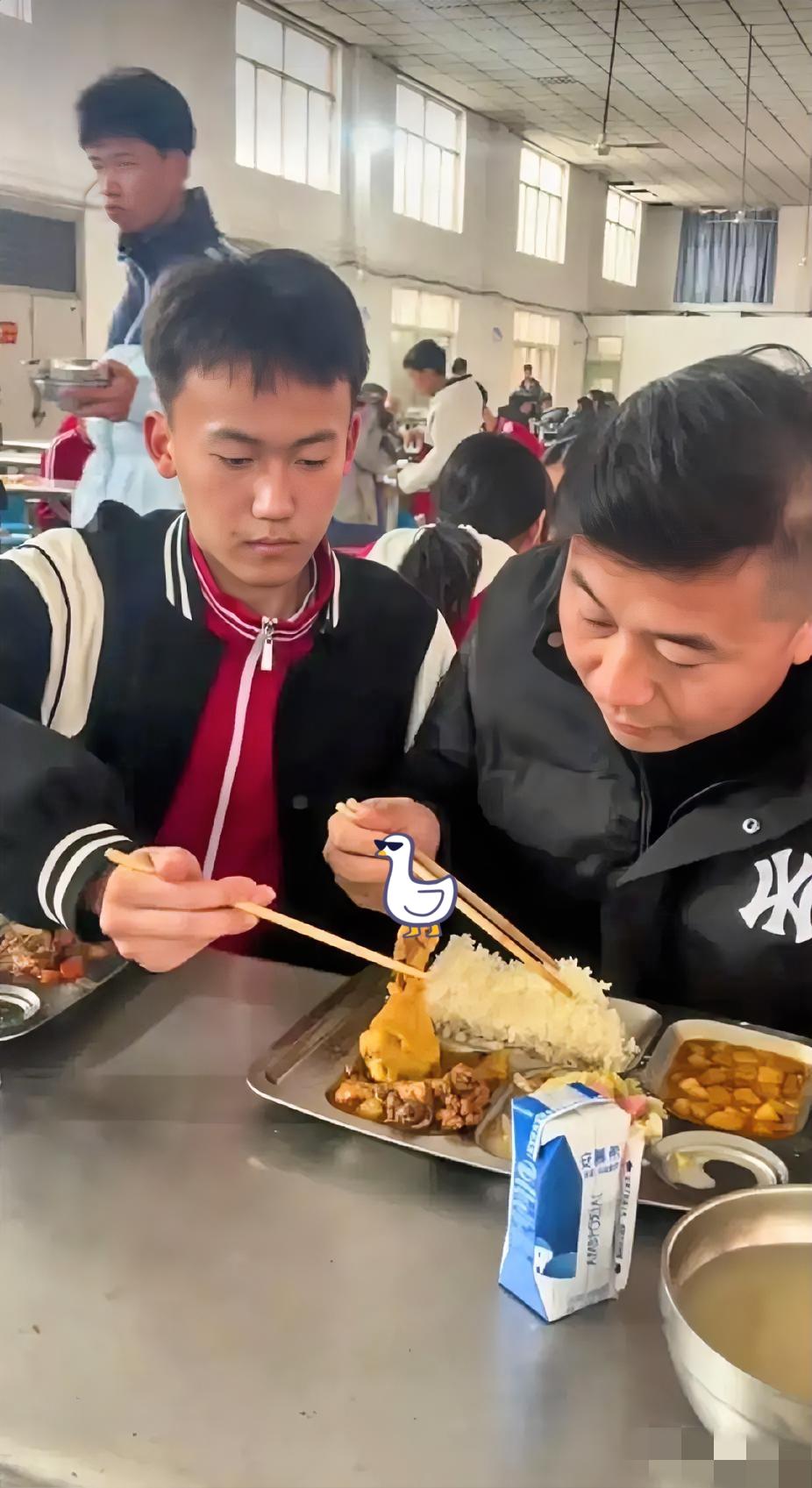 谁能想到，校长在食堂吃顿饭，能暖哭全网家长！这才是校园里最该有的样子。
 
校长