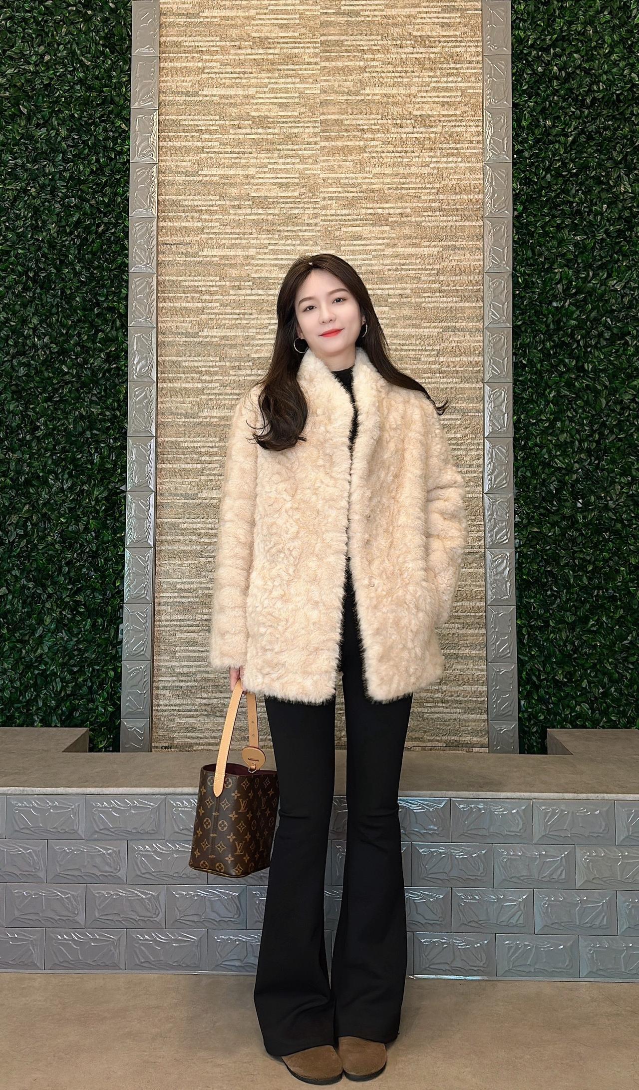 后来我知道 只要我内心足够强大足够洒脱那害怕失去的就是别人毛毛外套 冬季穿搭