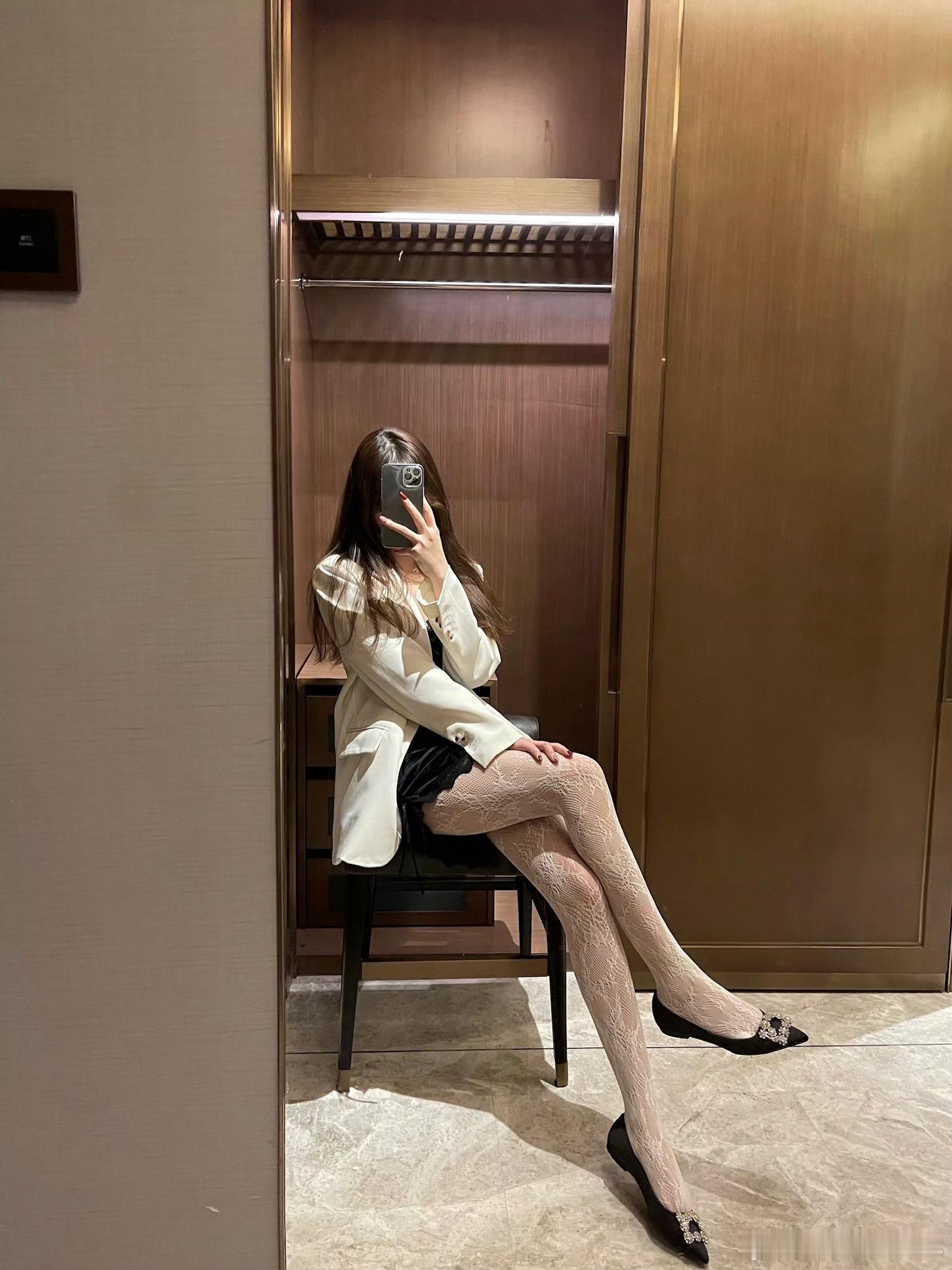 #绫##涞觅,不止丝滑##ootd# 小西服搭配白色蕾丝[喵喵] ​​​