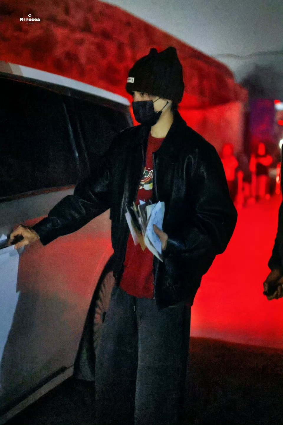 侯明昊敷着面膜戴口罩 猫耳帽+面膜口罩套装！侯明昊冷天上班路透也太会了，可爱中透