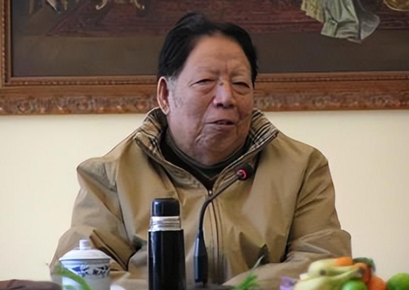 96年，离休的铁瑛将军正在家里看报纸。就在这时，女婿走了进来。女婿说：爸！你能不