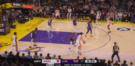 难评！申京背打居然扛不动八村垒！
在今天NBA季后赛火箭对阵湖人第一节比赛中，申