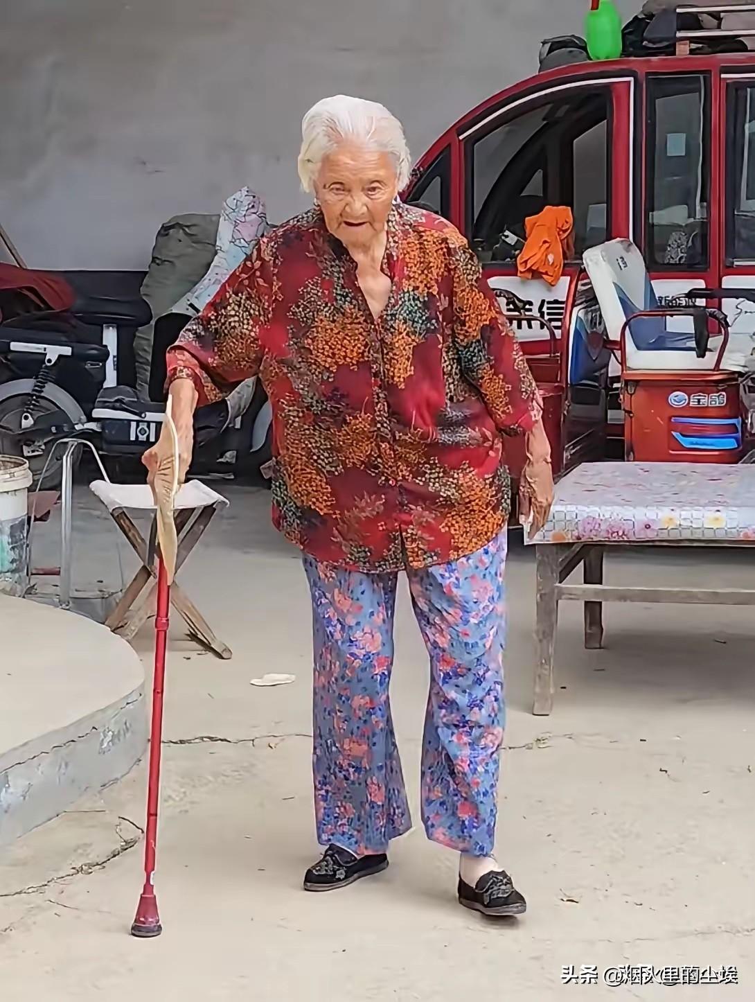 我妈今年83岁，生活在农村没有养老金，我和大姐心疼她，每个月一人给200，加起来