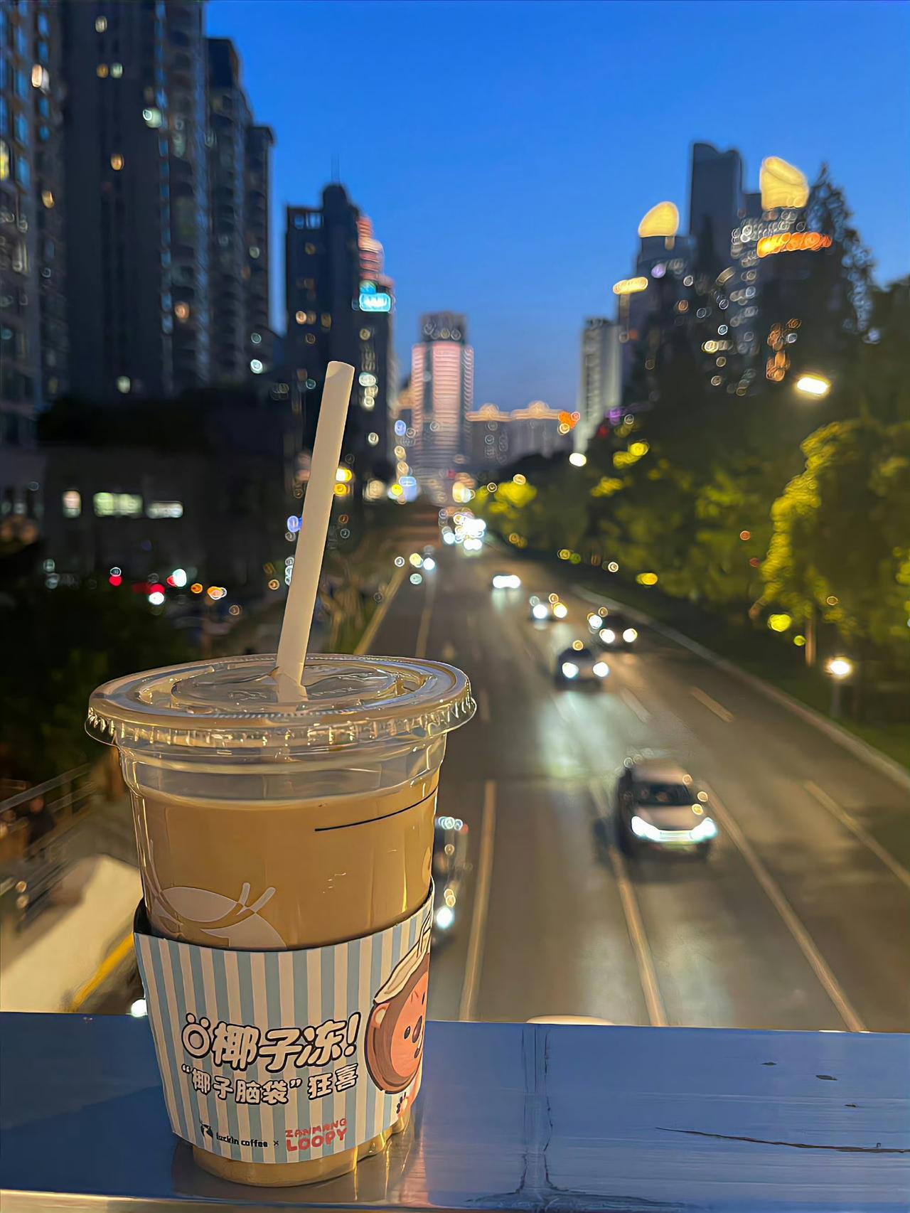 该拼的时候全力以赴，该歇的时候慢下来。

一杯冰美式，一阵晚风，一首喜欢的歌，就