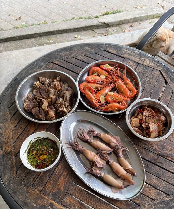 成就解锁：在机场掏 MacBook 装个逼！其实啥也没干，就戴耳机听歌摸鱼啦。再