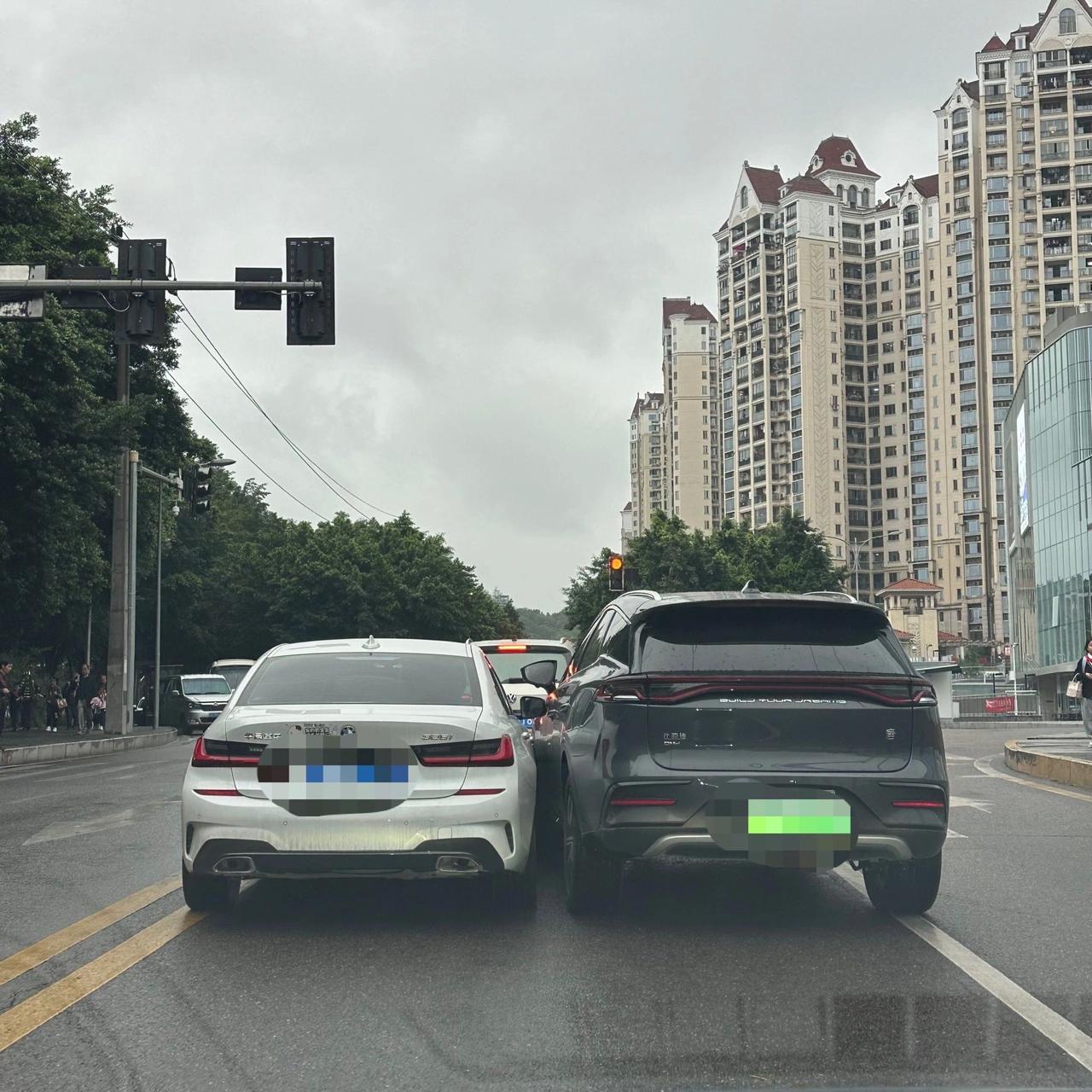 一个硬是不让，一个硬是要挤
眼瞅这么堵，硬是要加塞，宝马小哥是个脾气硬的
我知道