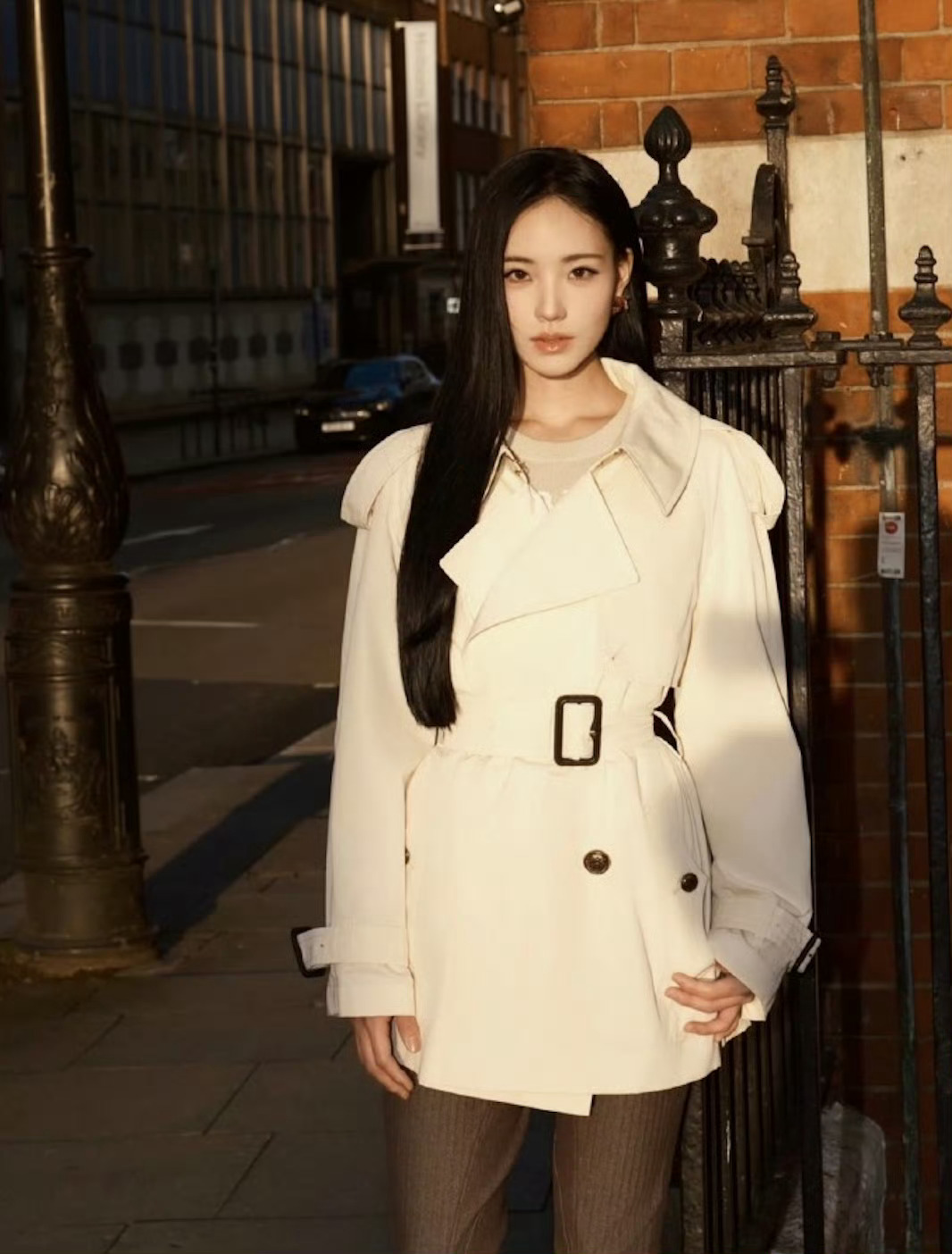 小s二女儿参加伦敦时装周 Lily现身伦敦时装周，简约白风衣配黑长靴诠释英伦风～