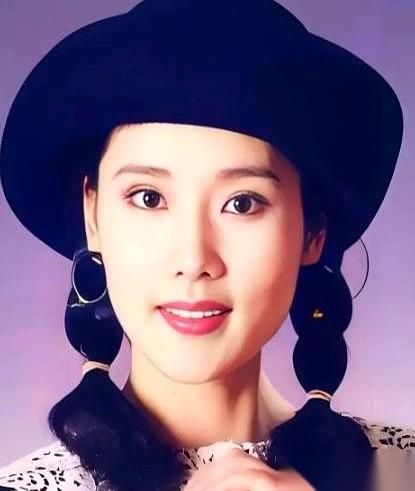 一聊起演员何赛飞，很多人都忘不了她那双含着泪的眼睛。
那不是演的。是5岁那年，她