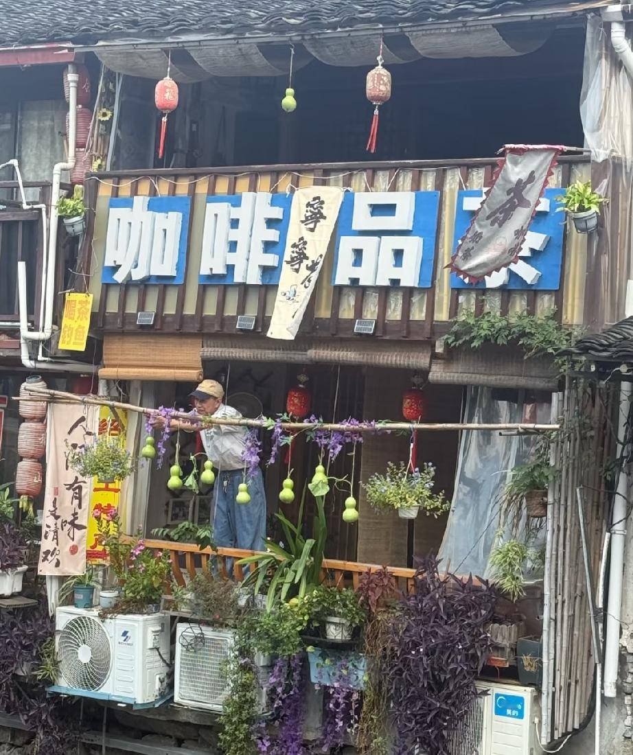 绍兴“葫芦娃”后继有人了，隔壁咖啡店第一时间在店门口新挂出了七个“葫芦娃”，就是