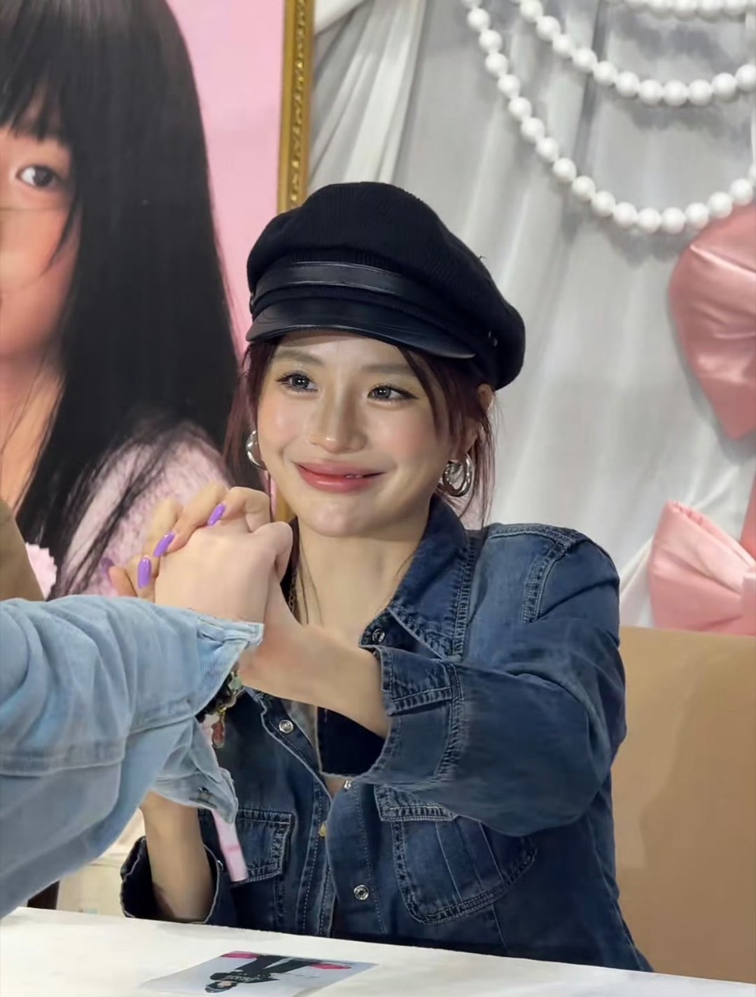 小鱼海棠撞脸小英小鱼海棠和小英是两位风格截然不同的网红，但因为外貌上的某些相似点